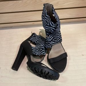 NEW!! Women’s Donald J Pliner Black Snake Print High Heel Sandal Size 8.5M
